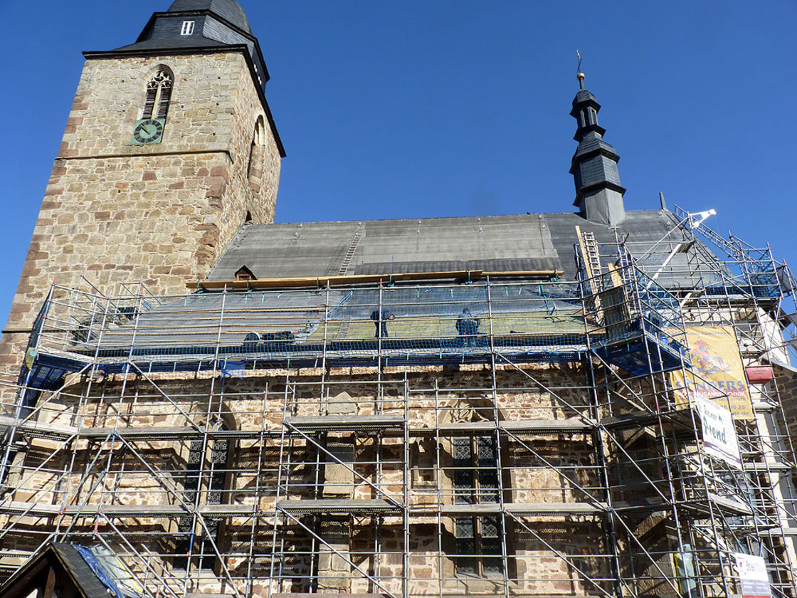 Dacharbeiten an St. Crescentius (Foto: Karl-Franz Thiede)